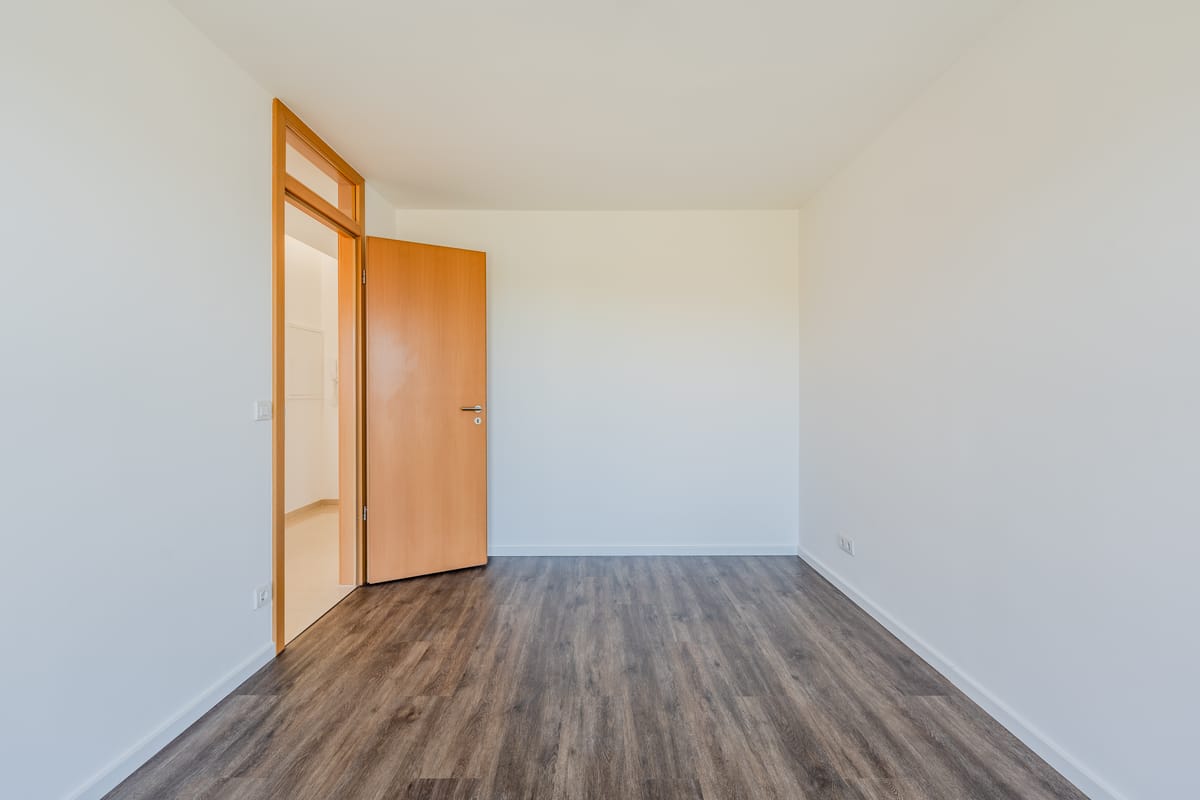 Kompakter Raum, ideal als Schlaf oder Arbeitszimmer
