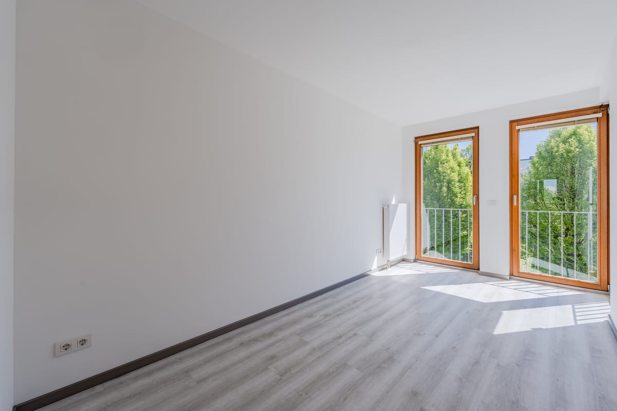Ruhiges Schlafzimmer mit viel Tageslicht und Blick ins Grüne