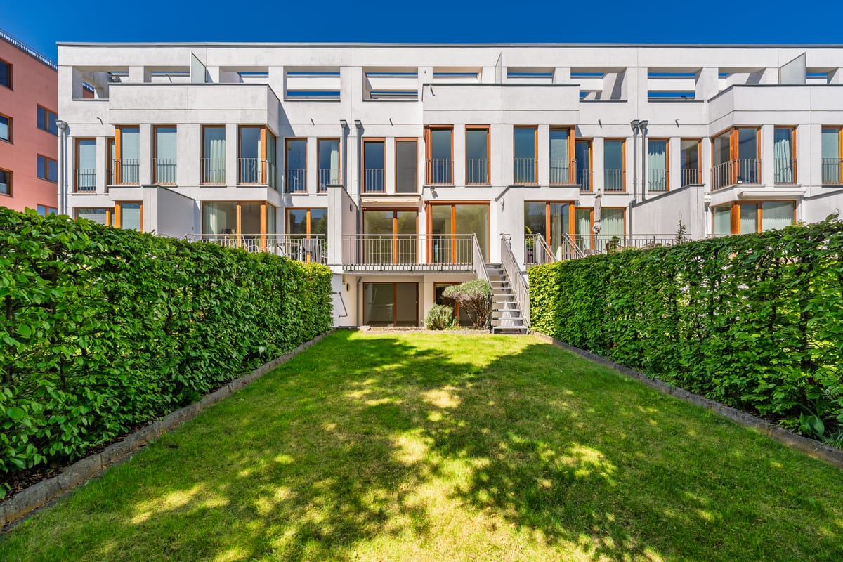 Privater Garten mit direktem Blick auf die moderne Rückfassade