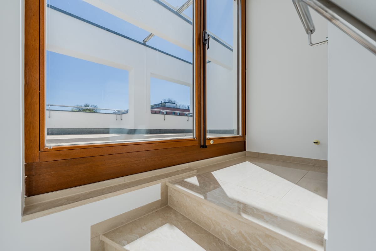 Treppenaufgang mit Tageslicht und direktem Bezug zur Terrasse