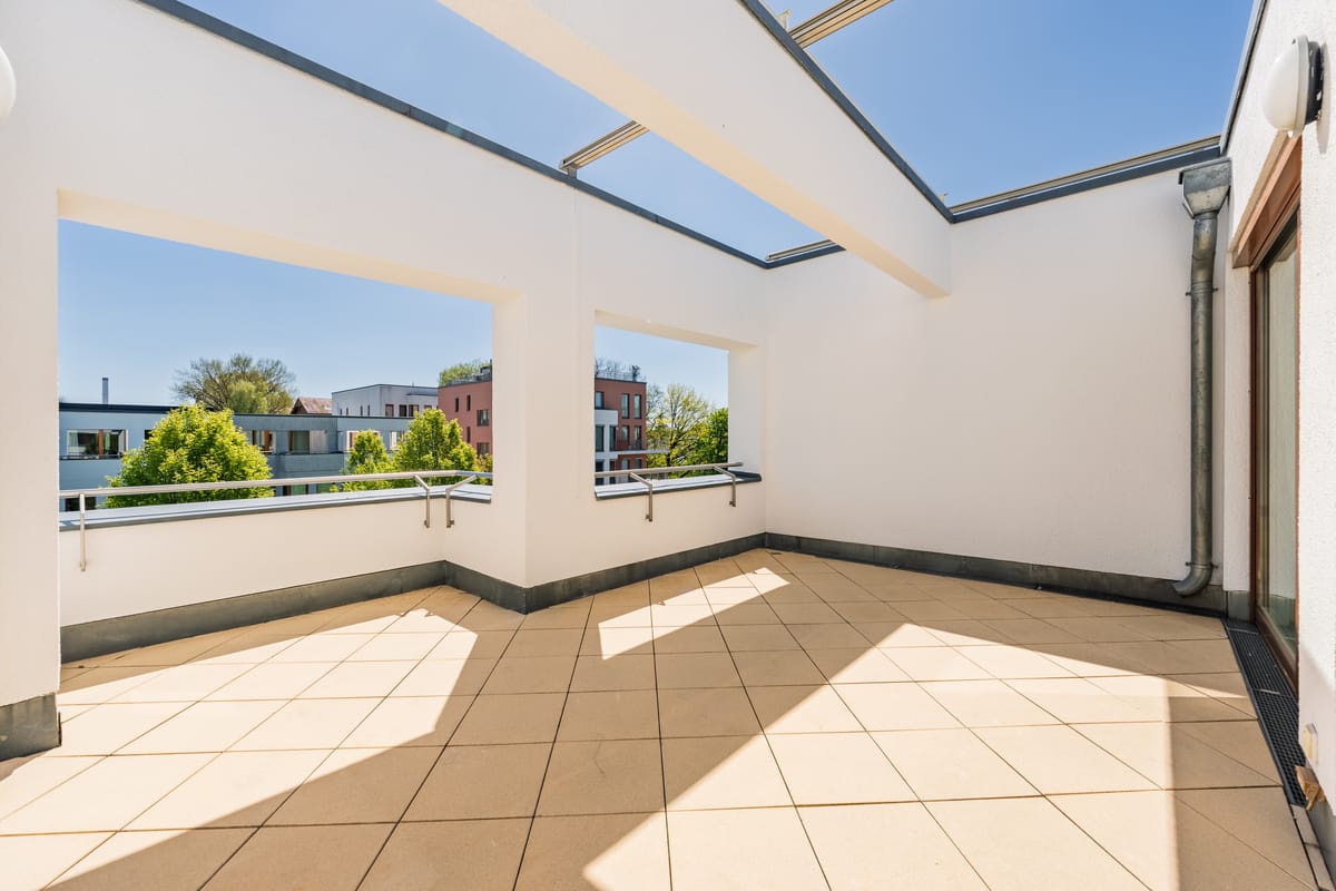 Weitläufige Dachterrasse mit Blick ins Grüne und offener Gestaltung