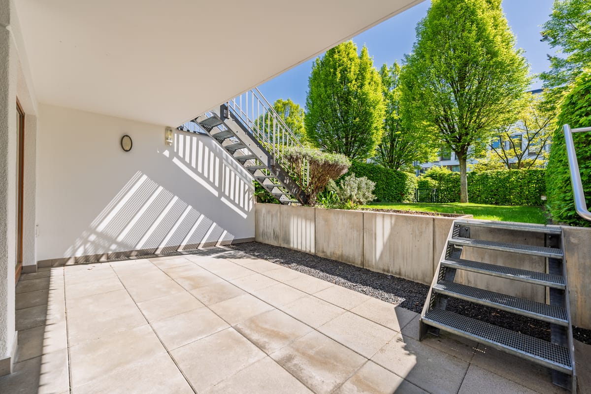 Großzügige Terrasse mit Treppenzugang ins Grüne und viel Privatsphäre