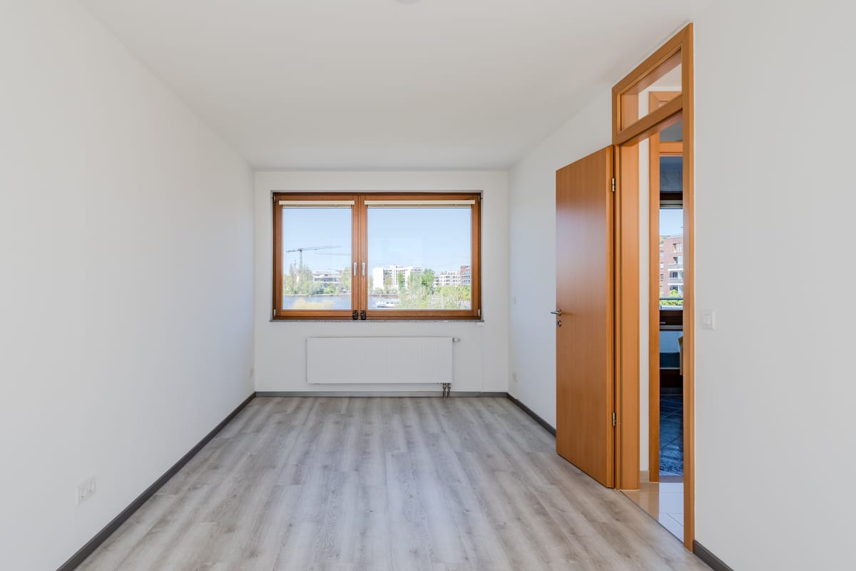 Helles Zimmer mit Fenster und Blickrichtung Wasser