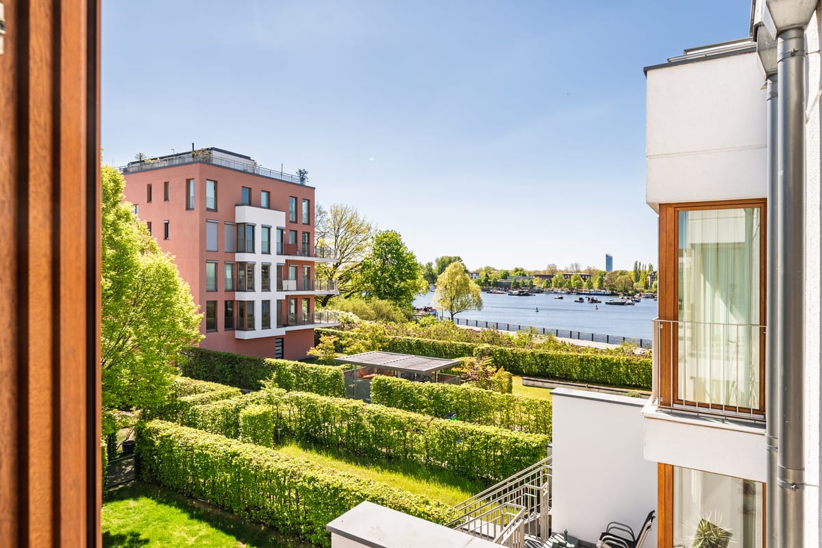 Freier Blick über die Anlage bis hin zum Wasser