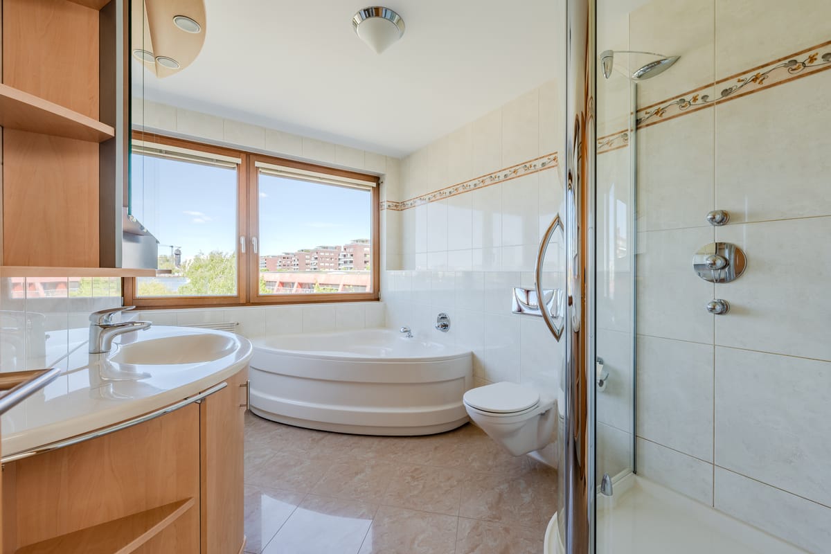 Großzügiges Bad mit Wanne und separater Dusche