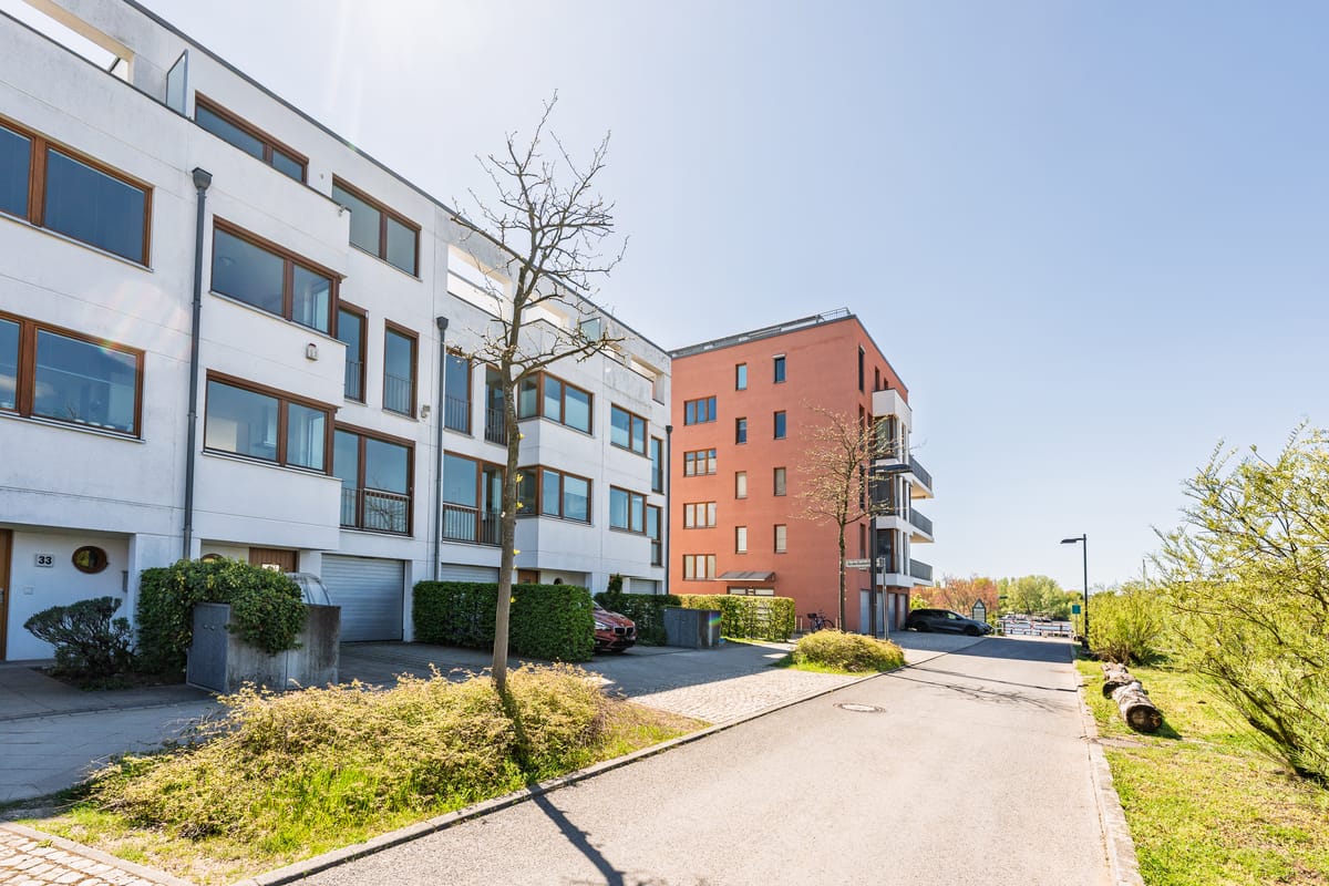 Wohnquartier mit klarer Architektur, viel Grün und unmittelbarer Wassernähe