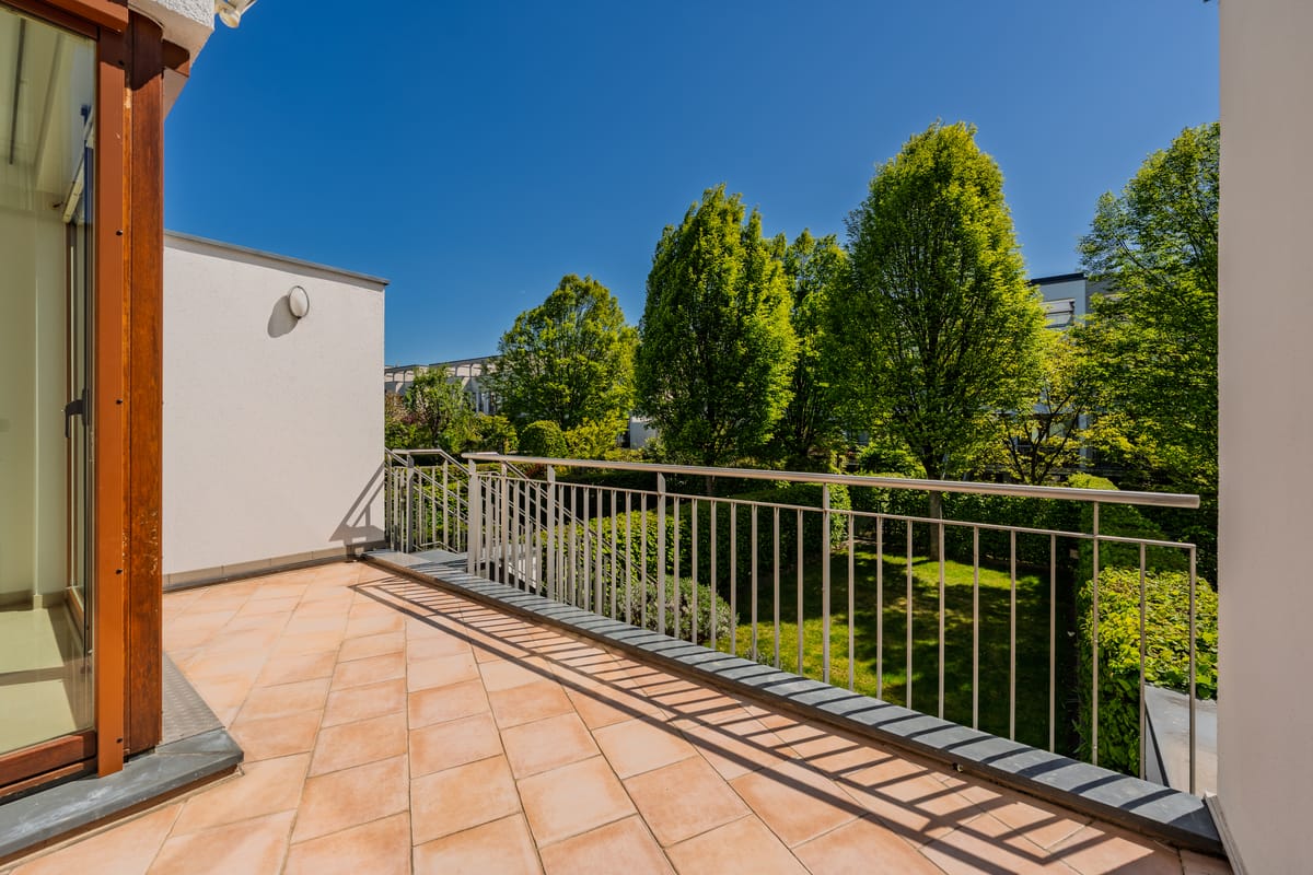 Großzügige Terrasse mit freiem Blick in den eigenen Garten