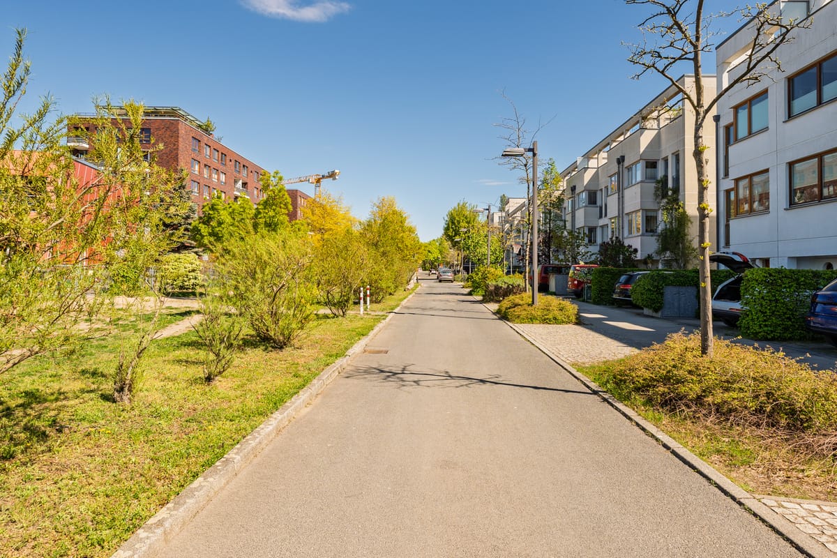 Klare Straßenführung mit parkähnlicher Begrünung und angenehmer Atmosphäre