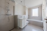 Bad mit Dusche und Wanne