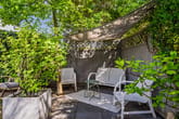 Charmante Terrassenecke mit Sonnensegel und geschützter Atmosphäre