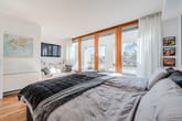 Weitläufiges Elternschlafzimmer mit Terrassenzugang und zusätzlichem Sitzbereich