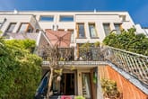 Direkter Zugang von Garten zur Terrasse über eine Außentreppe