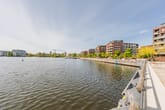 Uferpromenade mit freiem Blick über das Wasser