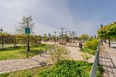 Familienfreundliches Umfeld mit Spiel- und Aufenthaltsflächen