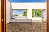 Sonnige Dachterrasse mit freiem Blick und klarer Architektur