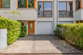 Moderne Fassade mit großzügigen Fensterflächen