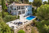 Luftaufnahme moderne zweistöckige Villa am Hang mit Pool und überdachter Terrasse
