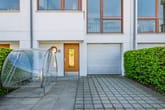Privater Zugang mit integrierter Garage und praktischem Fahrradstellplatz