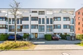 Zeitlose Townhouse-Architektur mit klaren Linien und großen Fensterflächen