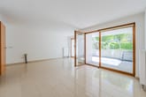 Lichtdurchfluteter Wohnbereich mit offener Verbindung zur Terrasse und Garten