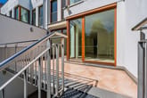 Erhöhte Terrasse mit ruhiger Ausrichtung und direkter Wohnanbindung