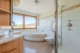 Großzügiges Bad mit Wanne und separater Dusche