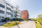 Wohnquartier mit klarer Architektur, viel Grün und unmittelbarer Wassernähe