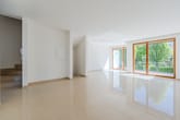 Offener Wohnbereich mit viel Licht und fließendem Übergang nach außen