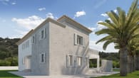 Zweigeschossige Villa von vorn links mit Natursteinfassade weißen Fensterläden roten Ziegeldachfliesen Terrasse und Palmen