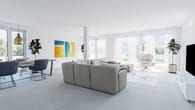 Offener Wohn- und Essbereich mit bodentiefen Fenstern Terrassenblick grauem Fliesenboden und beige Couch