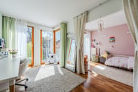 Amplia habitación infantil con zona de descanso y zona de juegos separadas