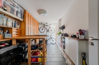 Espacio versátil en la planta baja, ideal como cuarto de servicio o sala de ocio