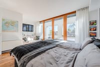 Amplio dormitorio principal con acceso a la terraza y zona de descanso adicional