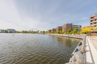 Paseo junto a la orilla con vistas despejadas al agua