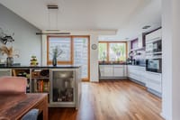 Amplia zona de cocina con mucha luz natural y una distribución práctica