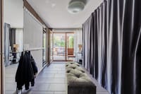 Espacio versátil en la planta baja con zona de guardarropa y acceso directo a la terraza
