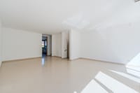Großzügiger Wohnraum mit direkter Anbindung an den Küchenbereich