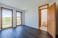 Lichtdurchfluteter Wohnraum mit Zugang zum Flur und ruhigem Ausblick