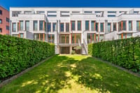 Privater Garten mit direktem Blick auf die moderne Rückfassade