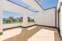 Weitläufige Dachterrasse mit Blick ins Grüne und offener Gestaltung