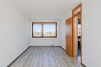 Helles Zimmer mit Fenster und Blickrichtung Wasser