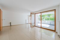 Lichtdurchfluteter Wohnbereich mit offener Verbindung zur Terrasse und Garten