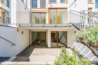 Geschützter Terrassenbereich mit direktem Zugang zur Wohnebene darüber