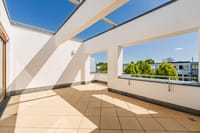 Dachterrasse mit Blickrichtung Wasser und klarer Linienführung