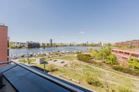 Freier Ausblick auf das Wasser und die gegenüberliegende Bebauung