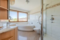 Großzügiges Bad mit Wanne und separater Dusche