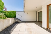 Privater Außenbereich mit viel Licht und ruhiger Ausrichtung