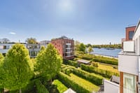 Weitläufiger Blick über das Quartier mit direktem Bezug zur Wasserlage