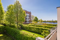 Freier Blick ins Grüne mit sichtbarer Wassernähe