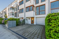 Hauszugang mit integrierter Garage und gepflegtem Vorbereich